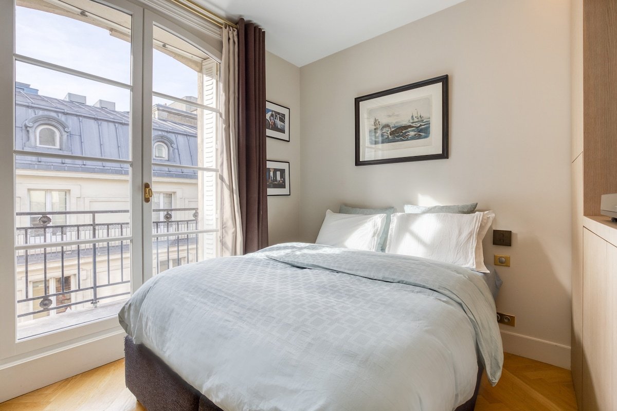 Saint Michel elegant flat 3 BR gallery image 2