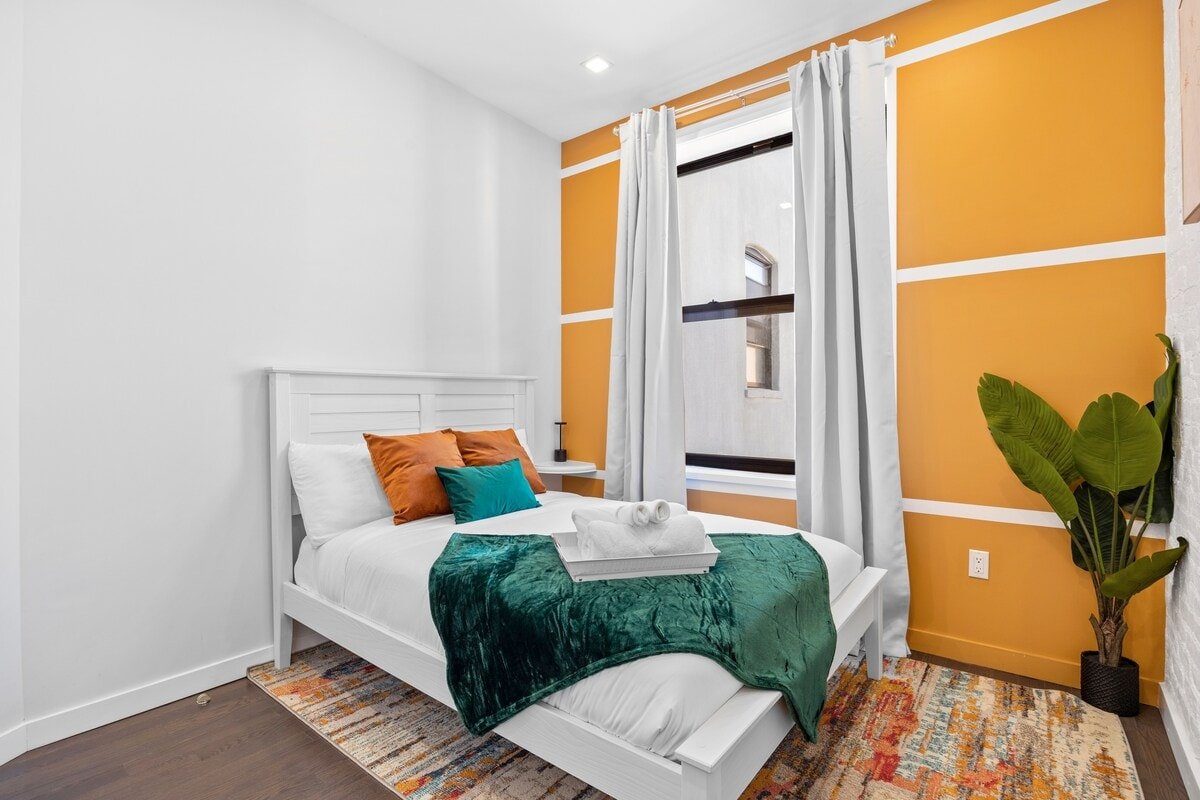 · 9 Br Triplex|1 block > Train gallery image 4