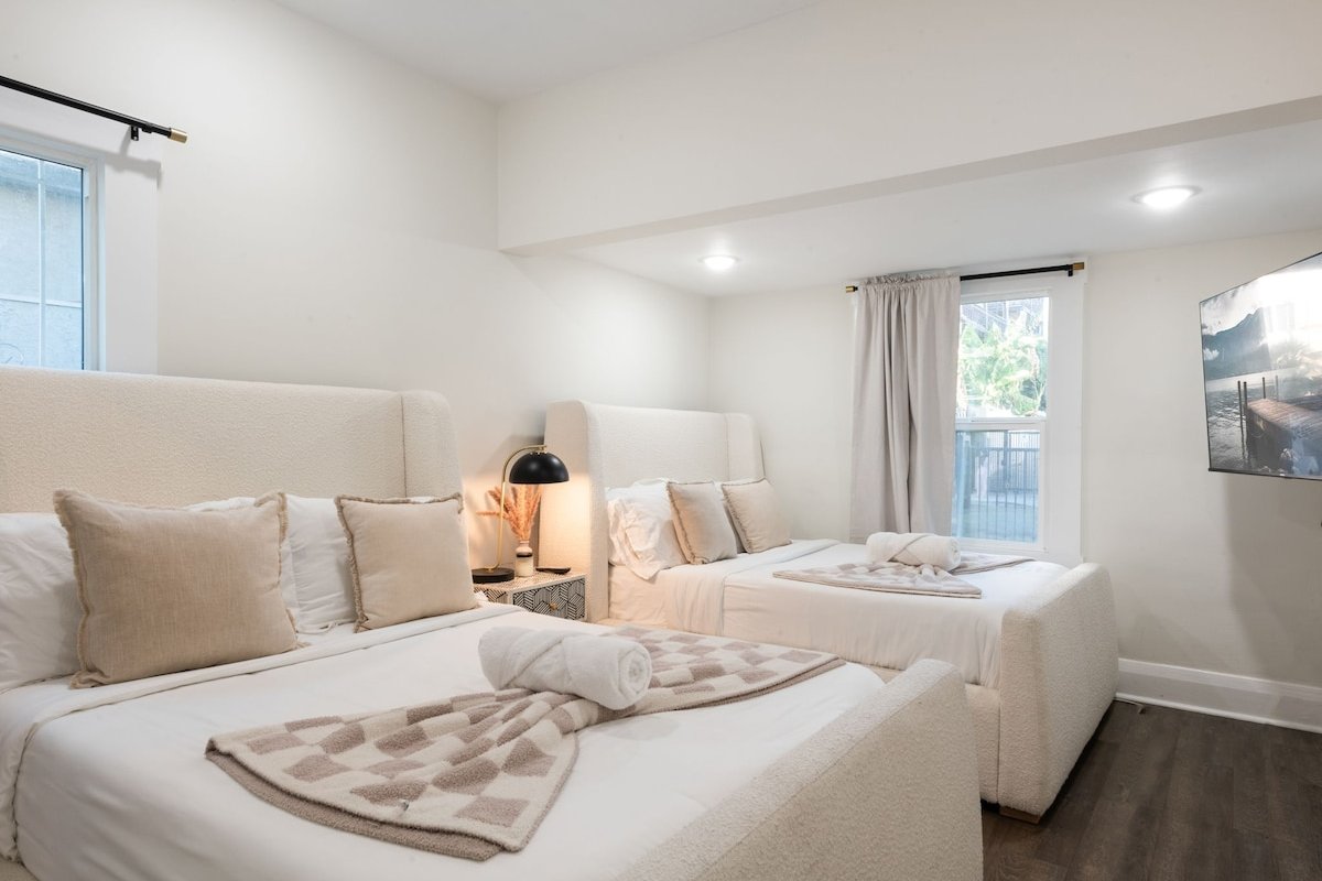 Hollywood Oasis Villa gallery image 4