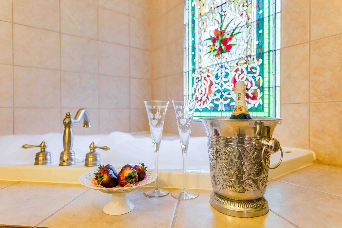 2 BR cottage King & Queen Beds & jacuzzi tub gallery image 3