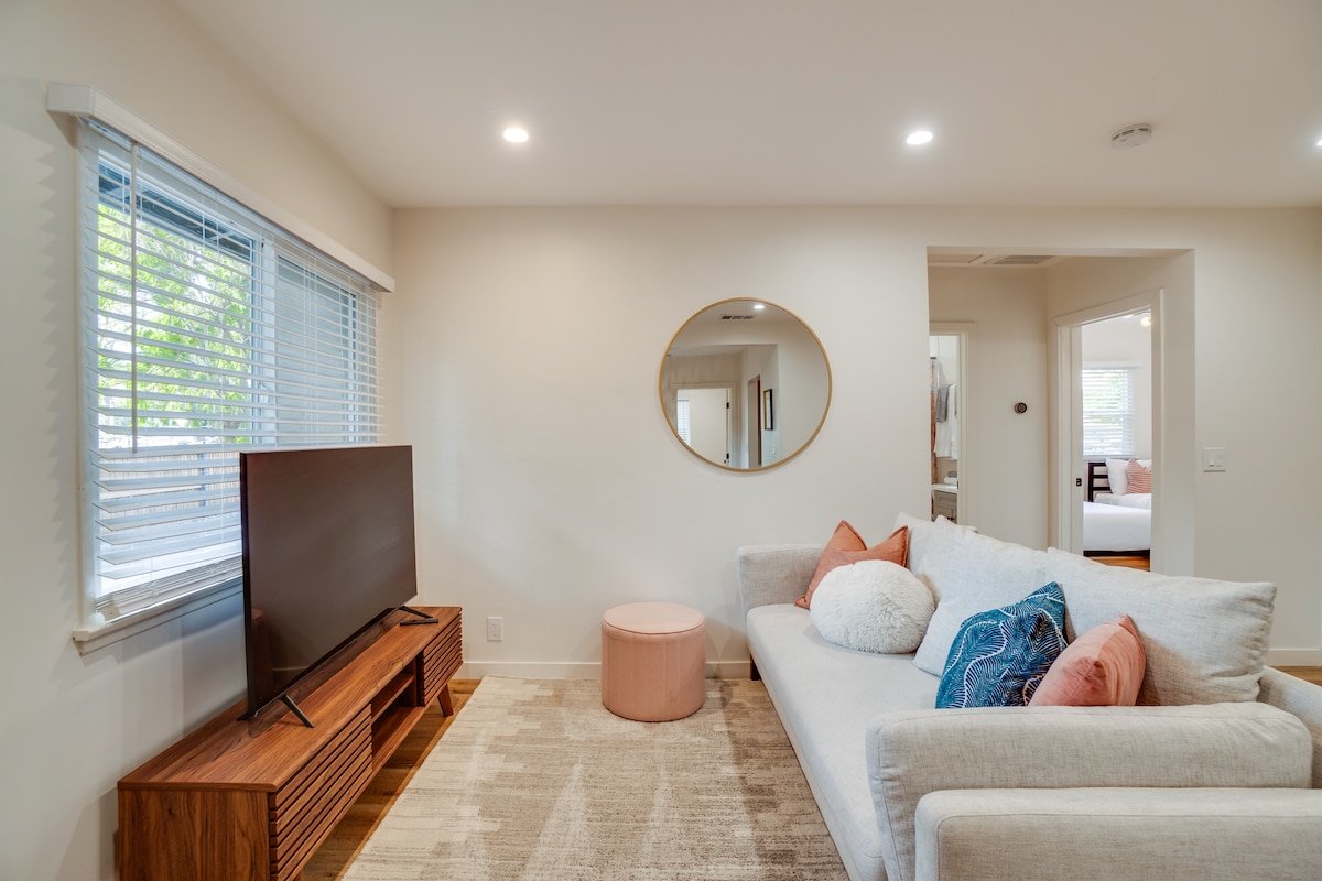 Stylish Home Office • Walk to Shops • Fenced Yard gallery image 4