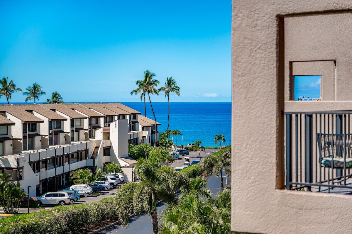 Large 3 Bedroom Condo Across From Beach! Pool & Ho gallery image 3