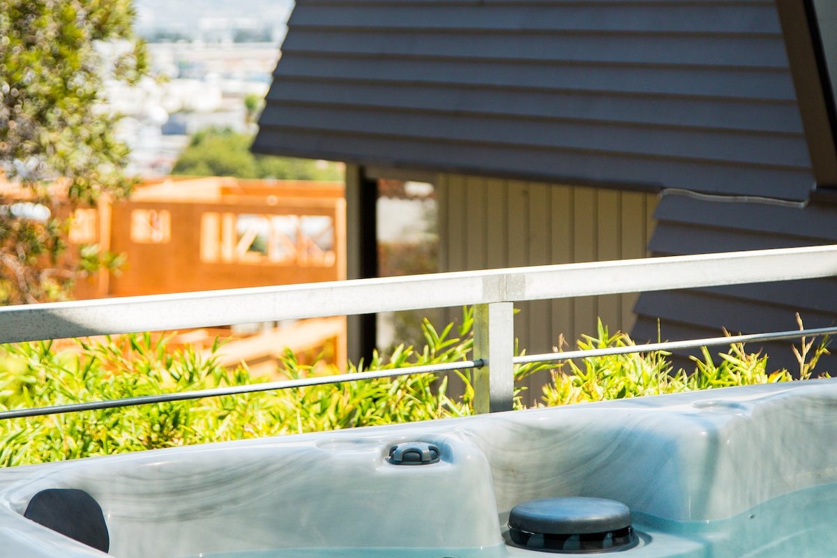 Savor Panoramic Harbor and Skyline Views near Shelter Island gallery image 4