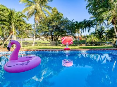 Tropical Oasis with Heated Salt Water Pool & Bar!