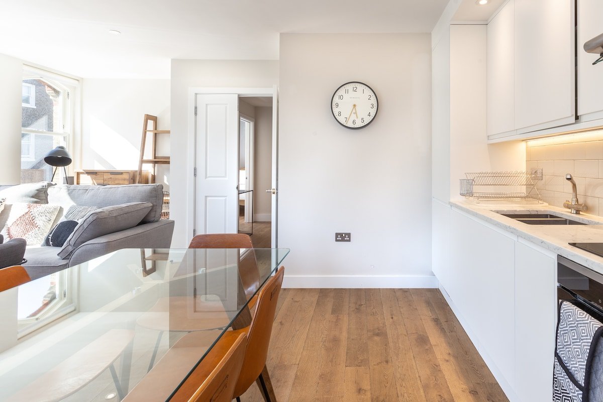 Minimalist Flat in Renovated Heritage Building gallery image 5