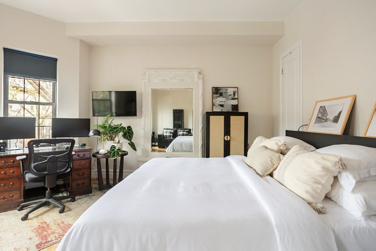 Premium Brownstone, King Suites, Office, Library gallery image 3