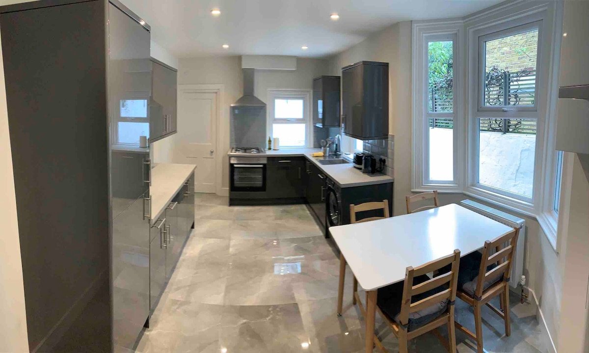 Stunning House in central location gallery image 4