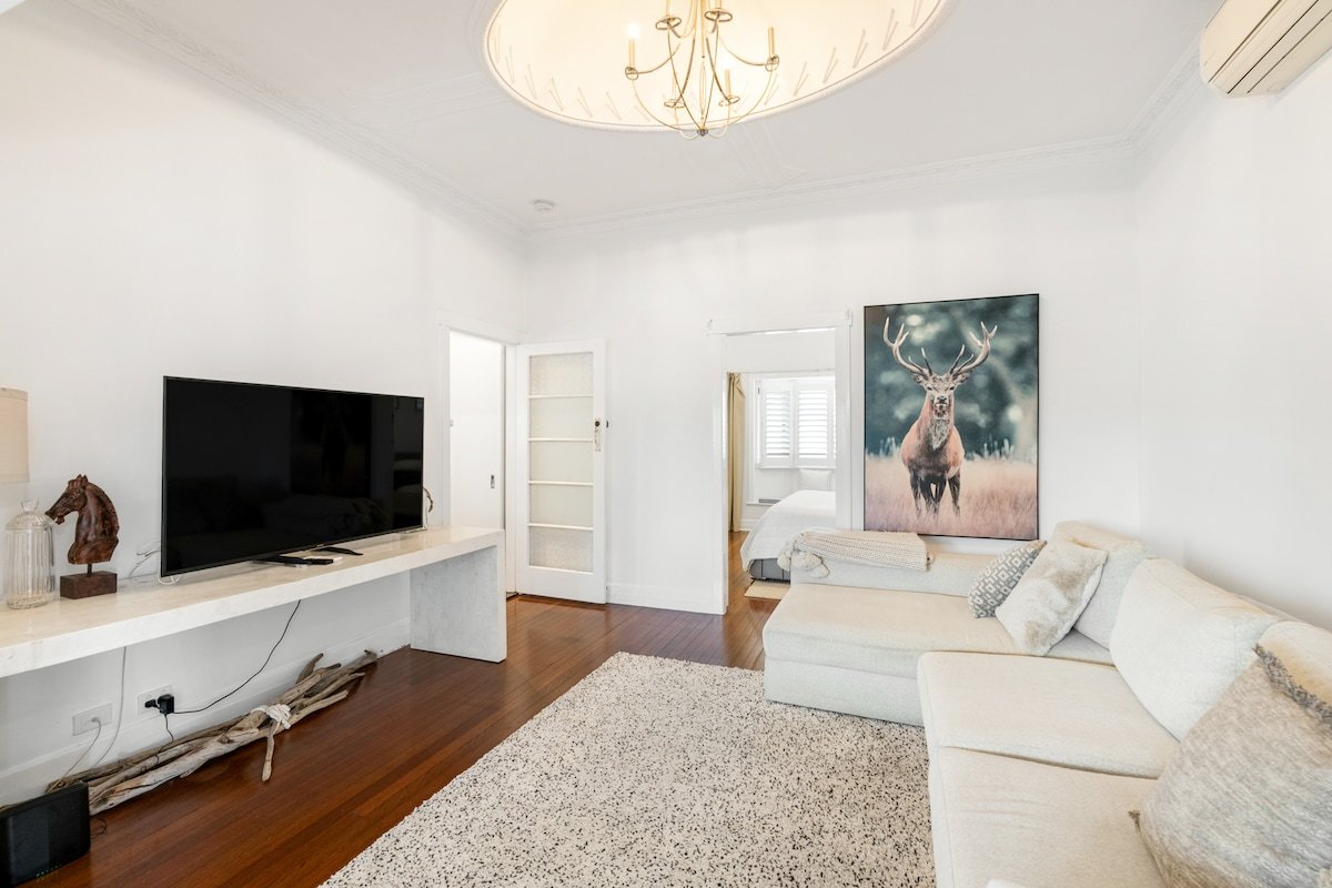 The White Home/ Luxe King Bed/ Parking/ Airport gallery image 4