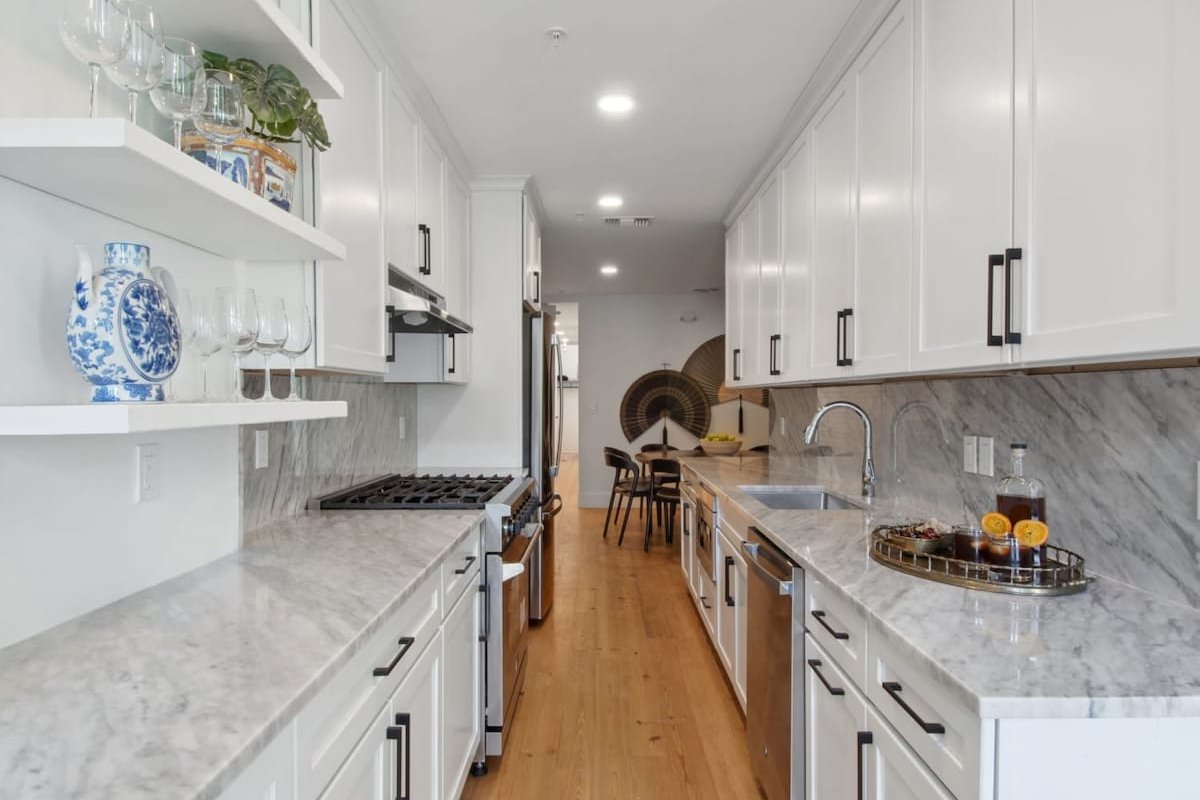 Stylish CBD Hotel Suite | Near French Quarter gallery image 3