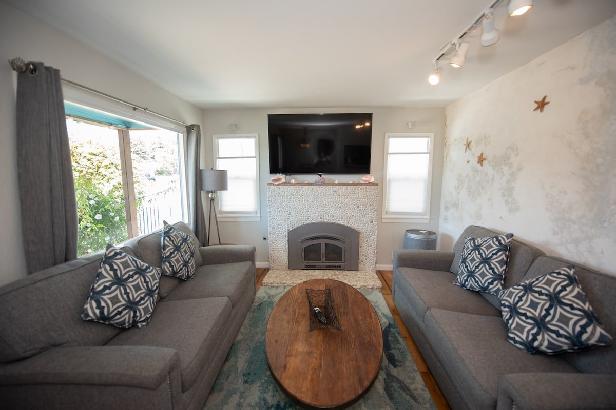 Walk to Capitola Beach, Pleasure Point or 41st Ave gallery image 4