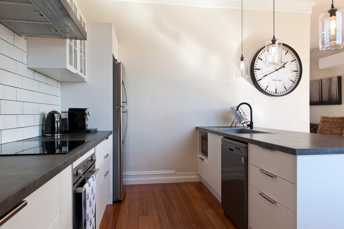 Stylish home with outdoor hot tub close to Hobart gallery image 5