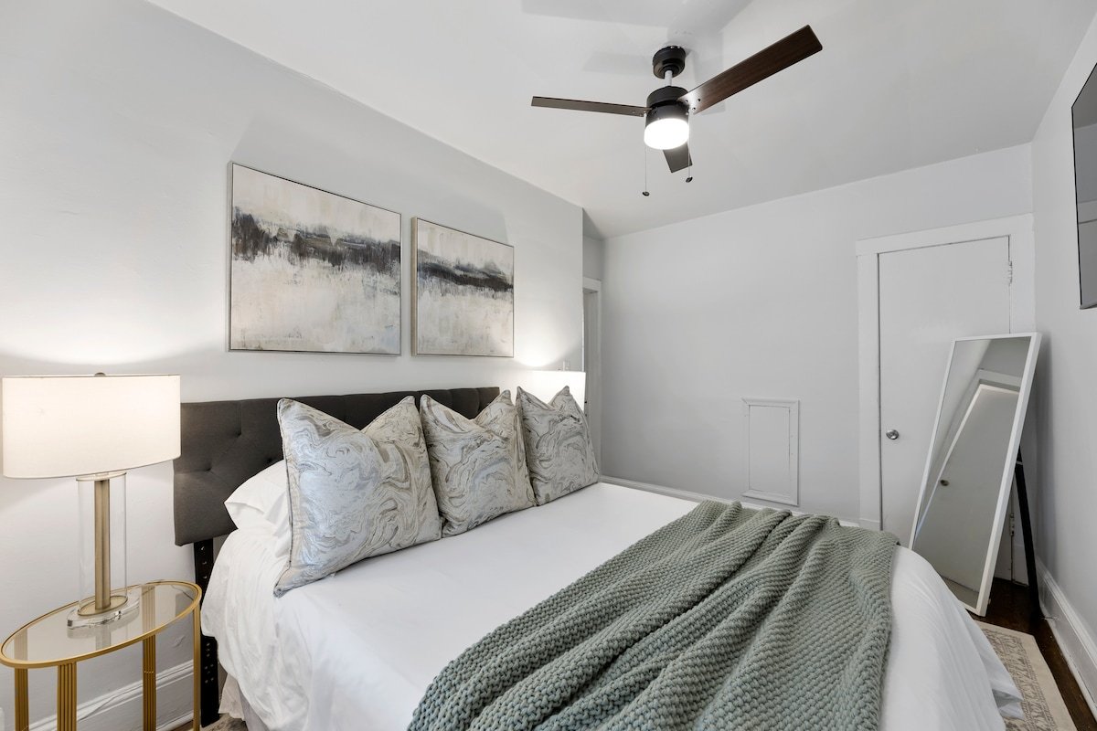 Lovely 2 BDRM pvt parking and no cleaning fee! gallery image 3