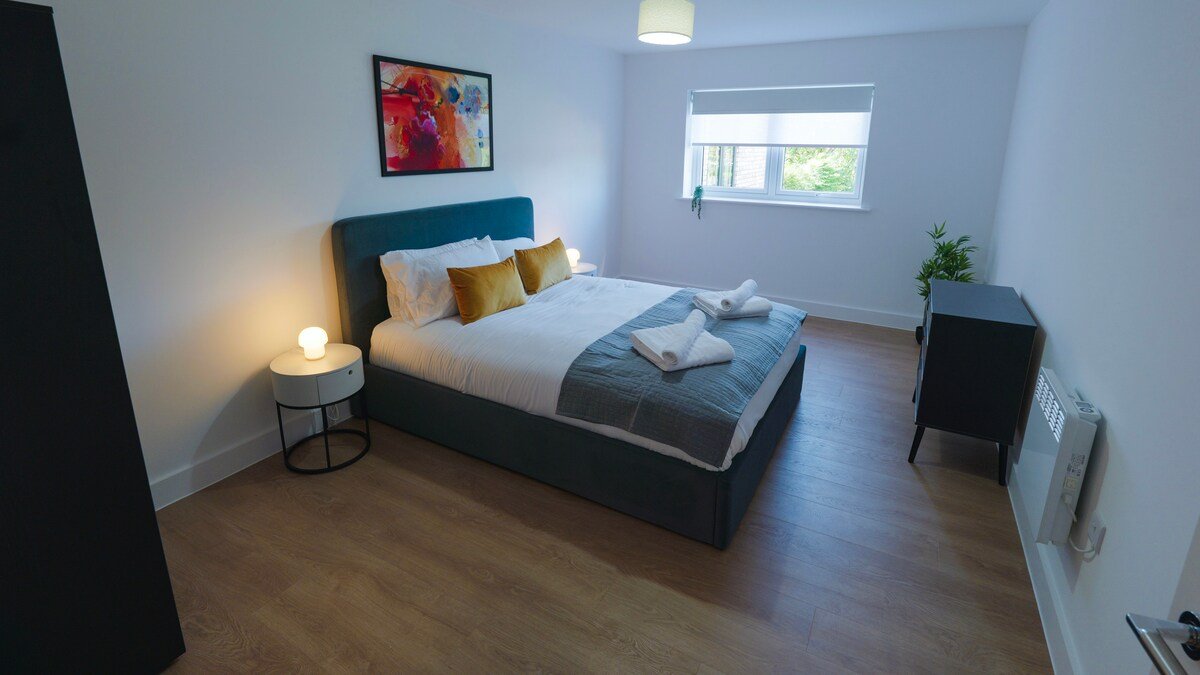 Luxury Manchester Apartment – Blue gallery image 5