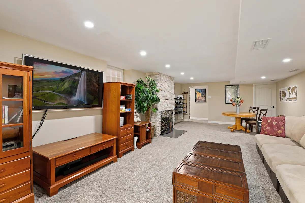 DU Haven: Hot Tub, Outdoor TV Lounge &3 Full Baths gallery image 4