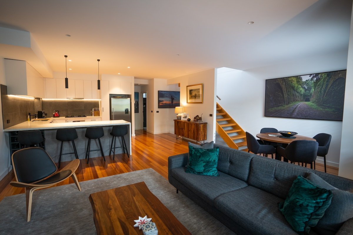 Modern South Melbourne Townhouse, sleeps eight gallery image 5