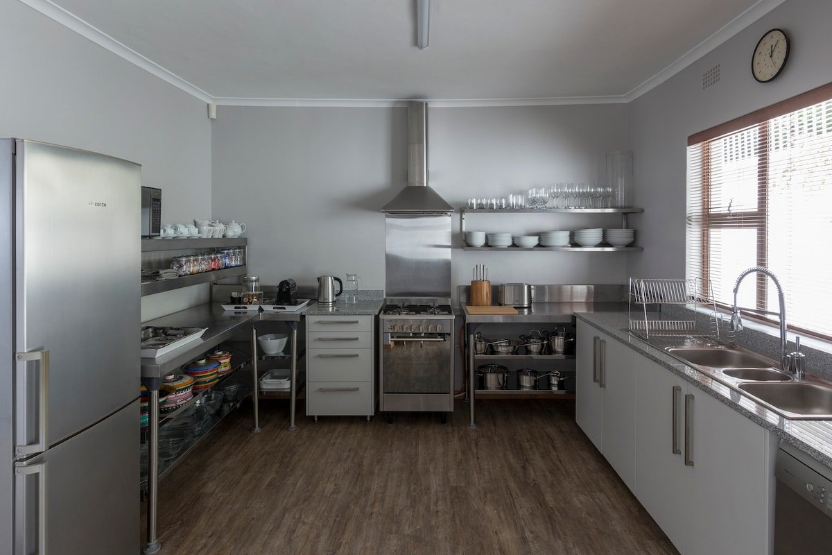 Bantry Bay: A Sea View Art House gallery image 4