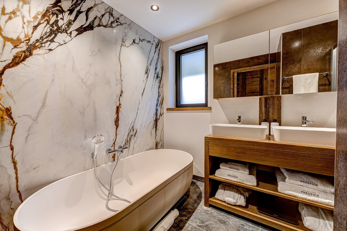 Chalet + 10m pool, daily housekeeping & pastries gallery image 4