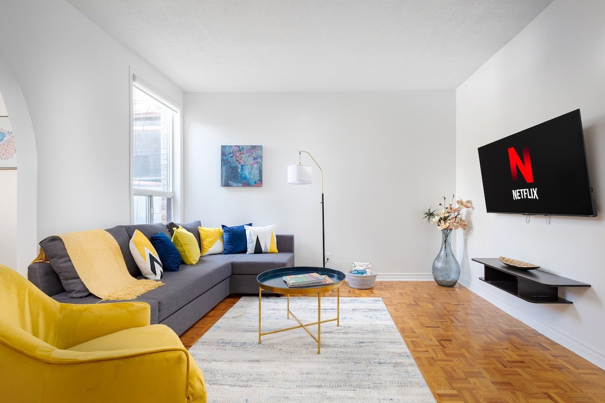 Charming 4 Bed Home + 2Parking gallery image 3