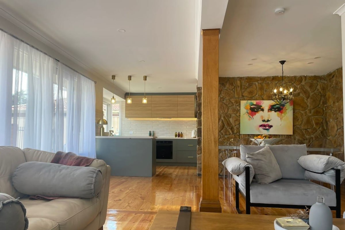 Evies White House Oasis I Pool & Close to Airport gallery image 4