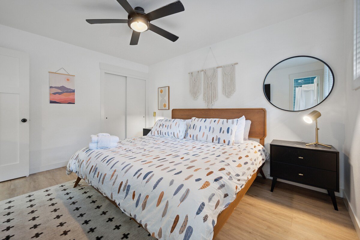 Mid-century modern style home in Harvey Park gallery image 4