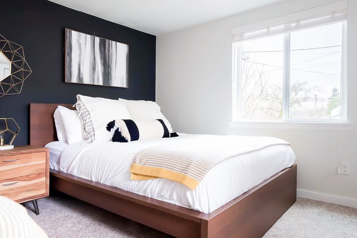 Seattle 4BR Farmhouse – Yard & Cozy Fire Pit gallery image 3