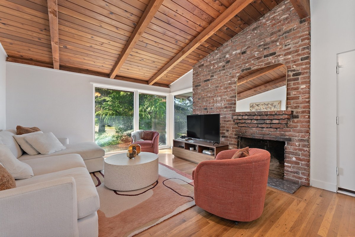 Mid-Century Modern Gem in PDX/LO gallery image 3