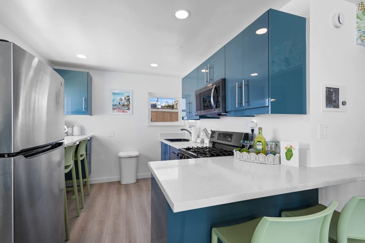 The Key Lime Oasis, Gorgeous Second-Story Unit! gallery image 3