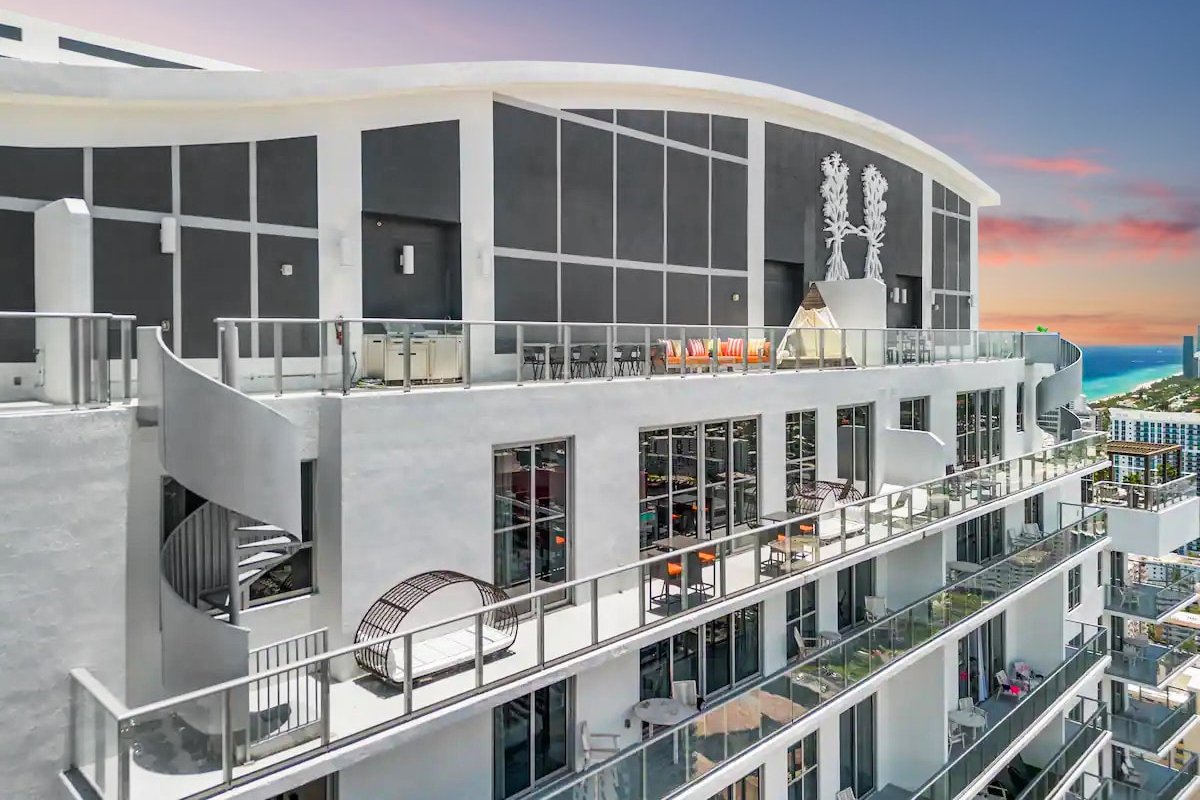 Hyde Penthouse | 2-Story Balcony Terrace by Ventur gallery image 3