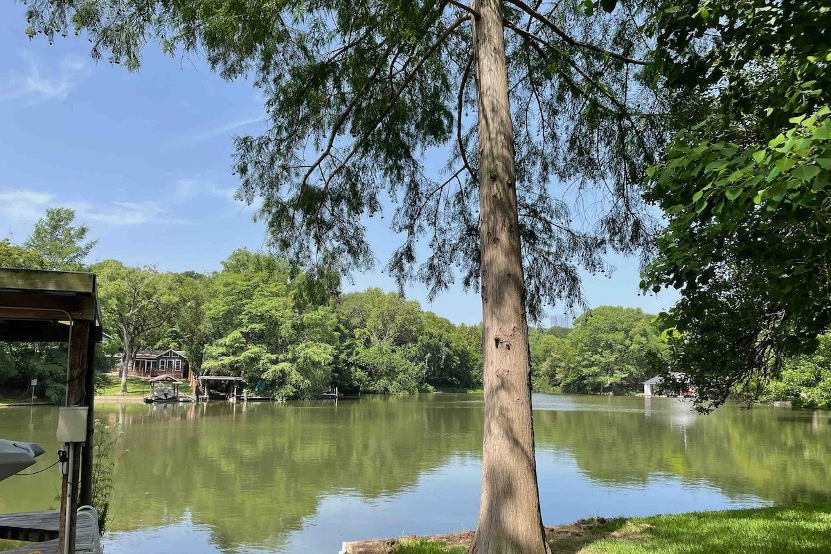 Lakefront on lake Austin with a Fantastic View gallery image 4