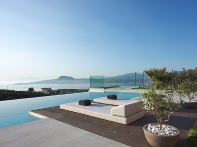 Villa Niolos II, Near Marathi Beach with eco pool