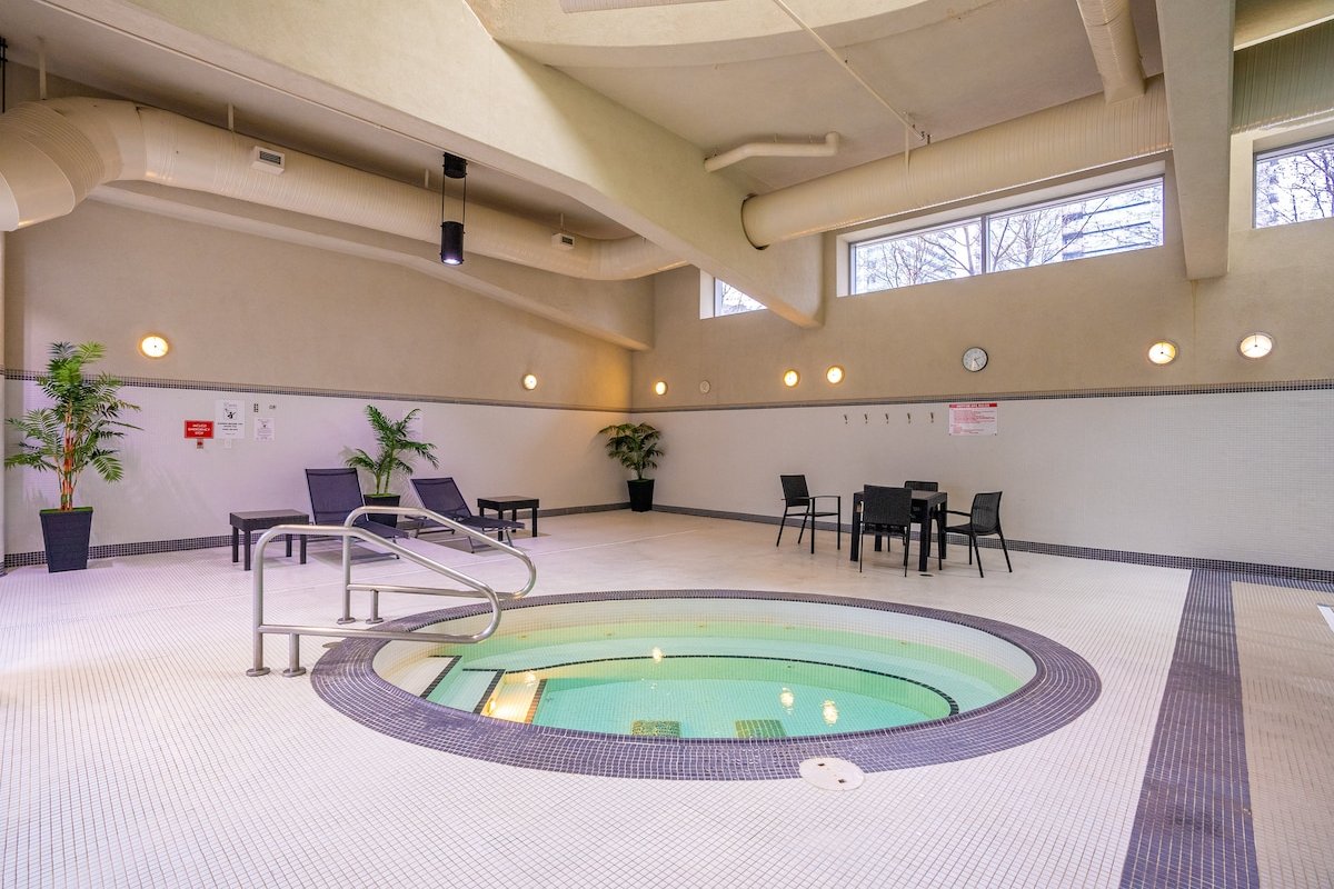 RARE-4BD/3BTH CityTownHouse W-Rooftop ~Hottub/Pool gallery image 5