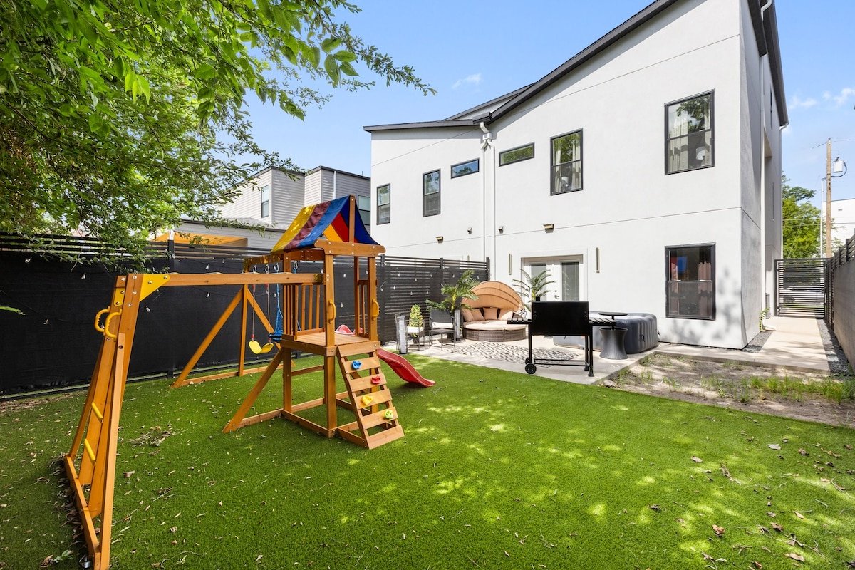 Duplex house w/hottub, FREE game gallery image 3