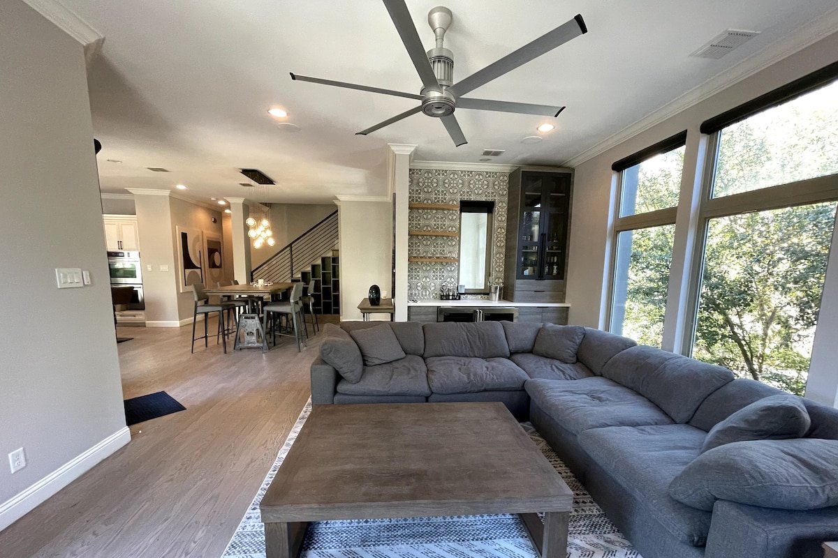 Stunning home with rooftop views gallery image 3