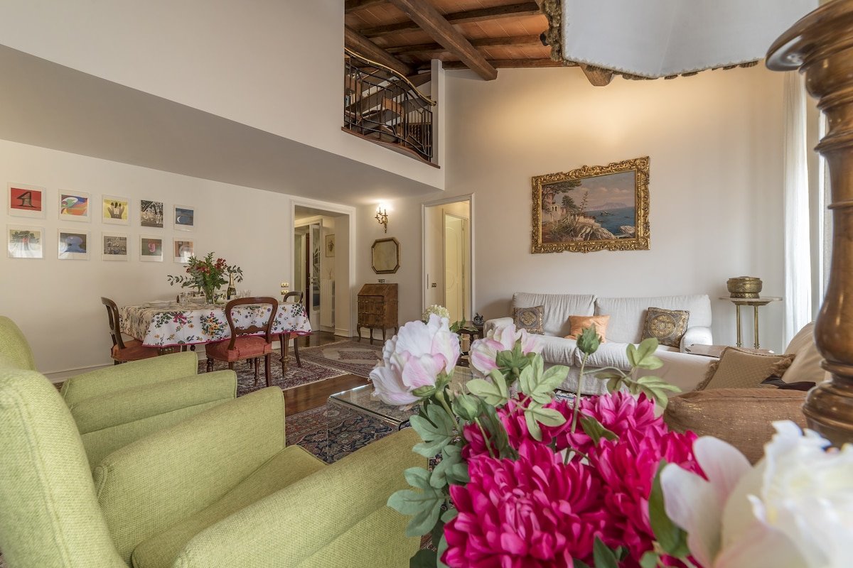 Quiet and classic on two floors, by Trevi Fountain gallery image 3