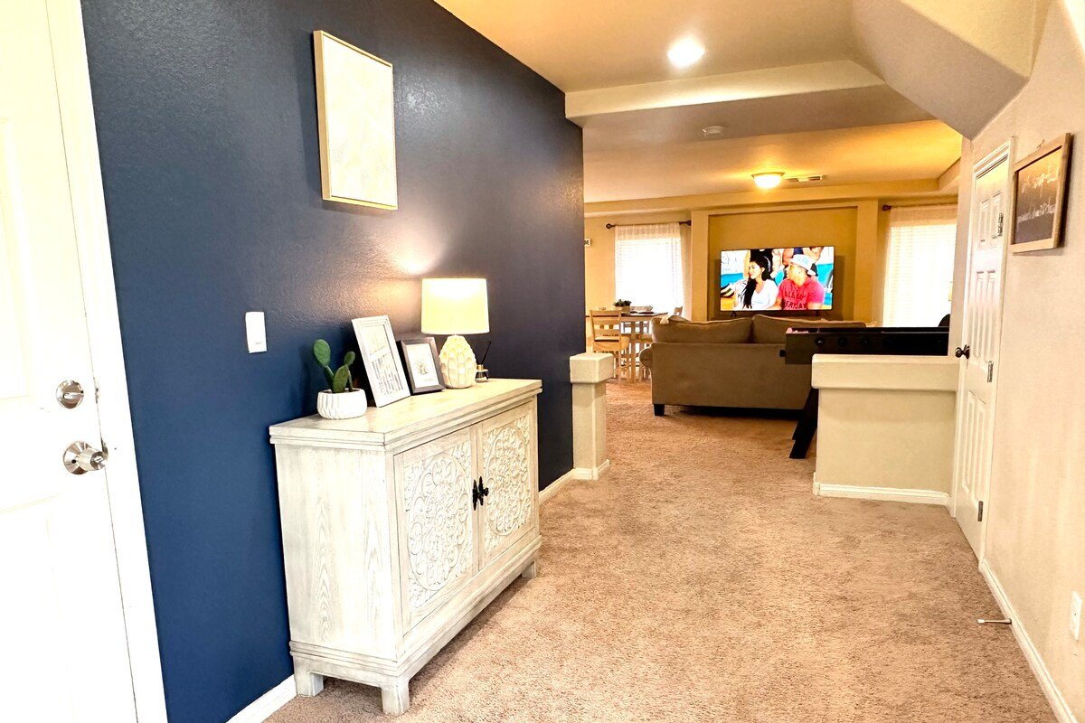 Comfortable house 5BD 3.5BA 3STORY 10BEDS 16 SLEEP gallery image 3