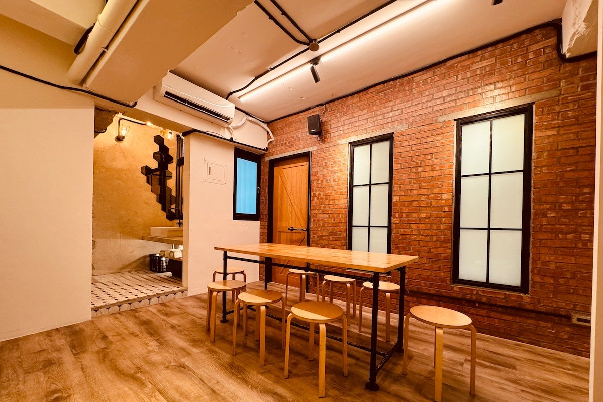 步行西門紅樓商圈 + 西門MRT 出口8秒 團體家庭 gallery image 2