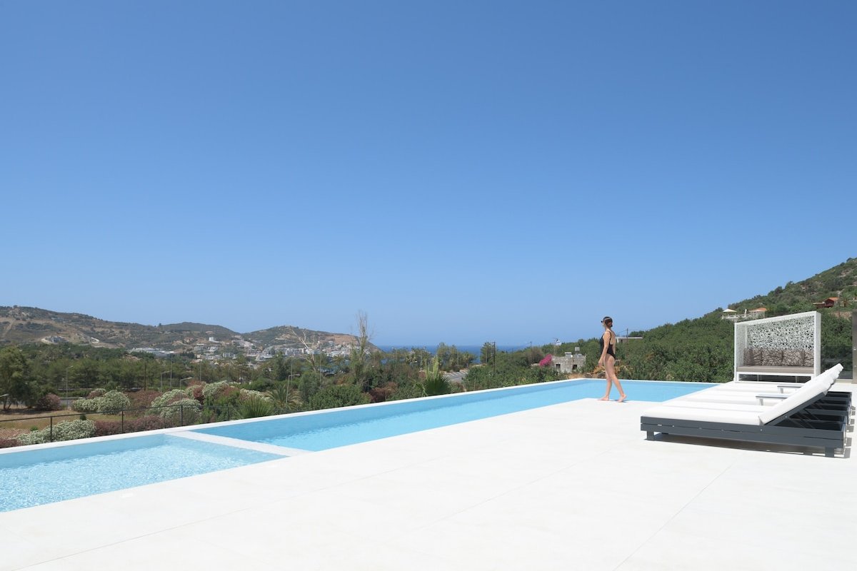 Dias Villa, Tennis, 2Pools, Walk to Beach & Shops gallery image 2