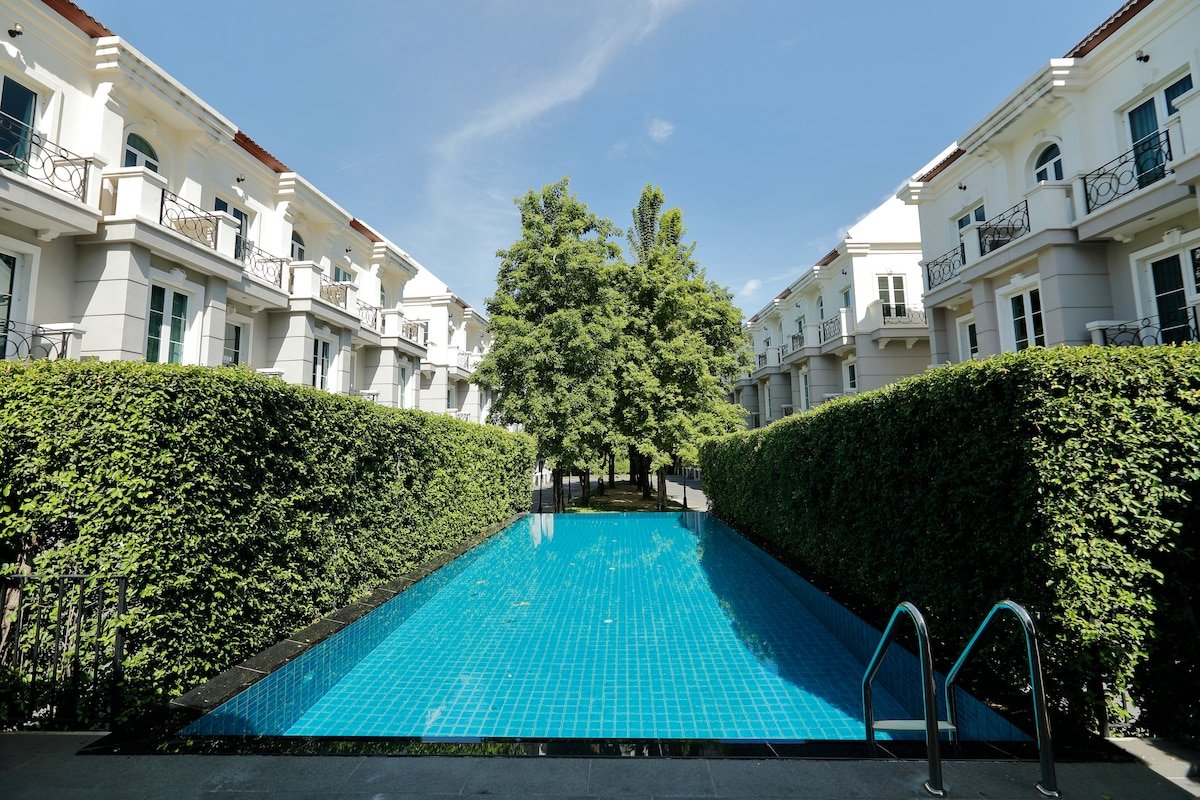 3BR (200sqm.) + guest pool and close to BTS/MRT! gallery image 2