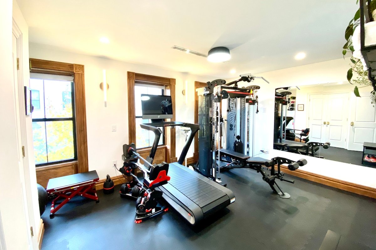 Gym-equipped Bklyn Triplex Brownstone Garden Oasis gallery image 3