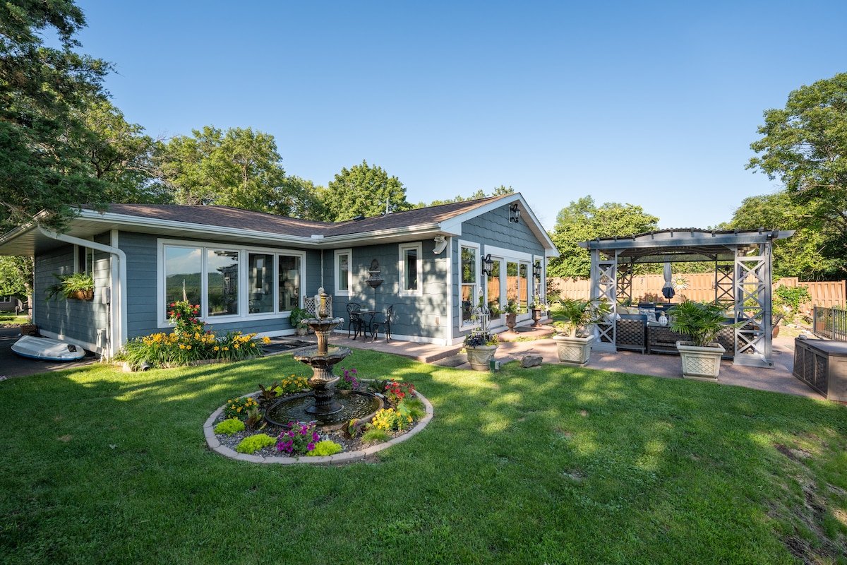 Castle Vue Villa & Outdoor Oasis (River Views) gallery image 3