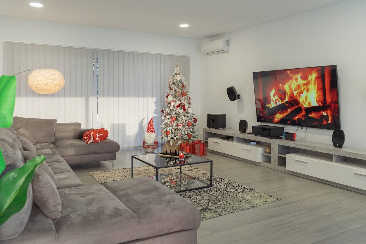 Chill House with private swimming pool gallery image 3