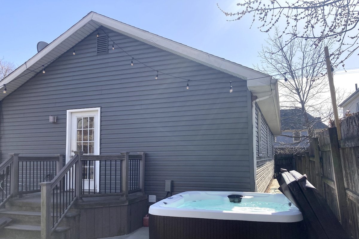 Bungalow in the Heart of Victorian Village gallery image 4