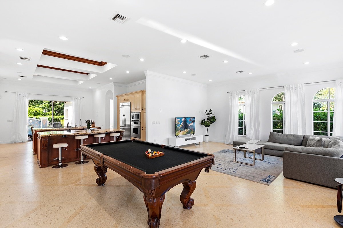 Luxurious 5BR/3BA Lakefront Villa near Beach gallery image 4