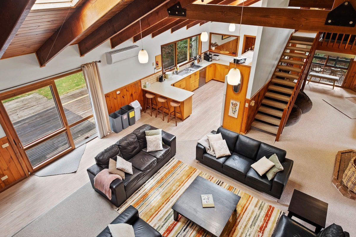 Hylander – Five Bedroom home, sleeps 14. gallery image 3