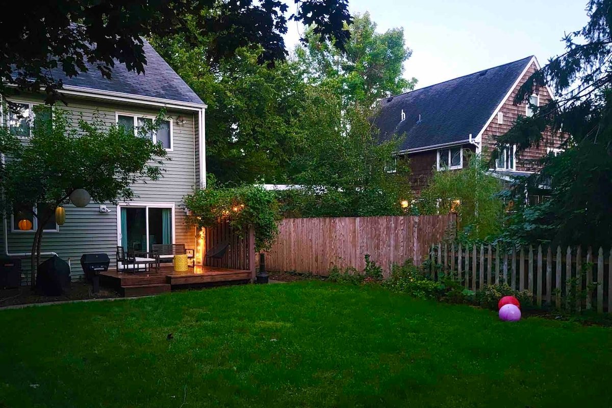 Spacious 4BR/2.5BA+Loft w Cable By Lux Life gallery image 3