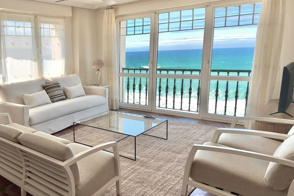 Beach front luxury apartment gallery image 2