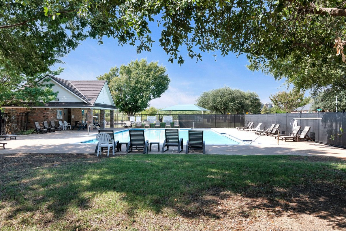 Wonderful Neighborhood; Pool Steps Away!