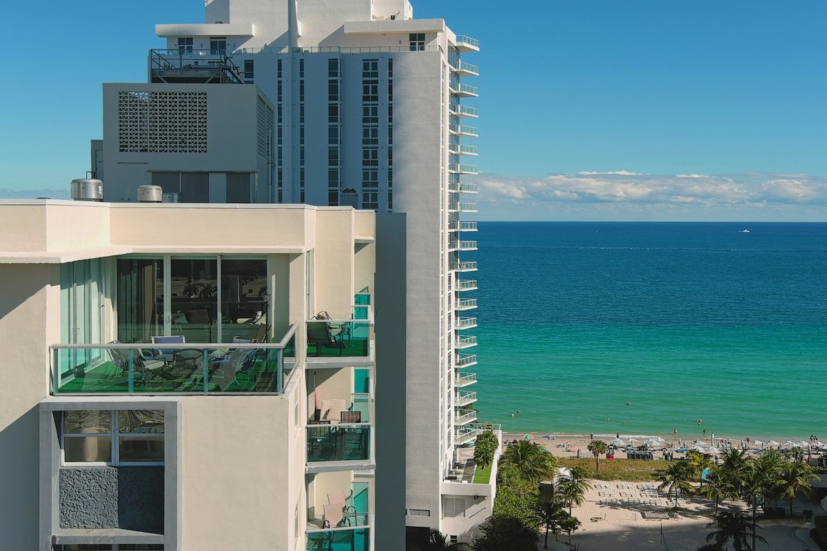 LUXURY PENTHOUSE ON THE BEACH 3/3 OCEANFRONT CONDO gallery image 2