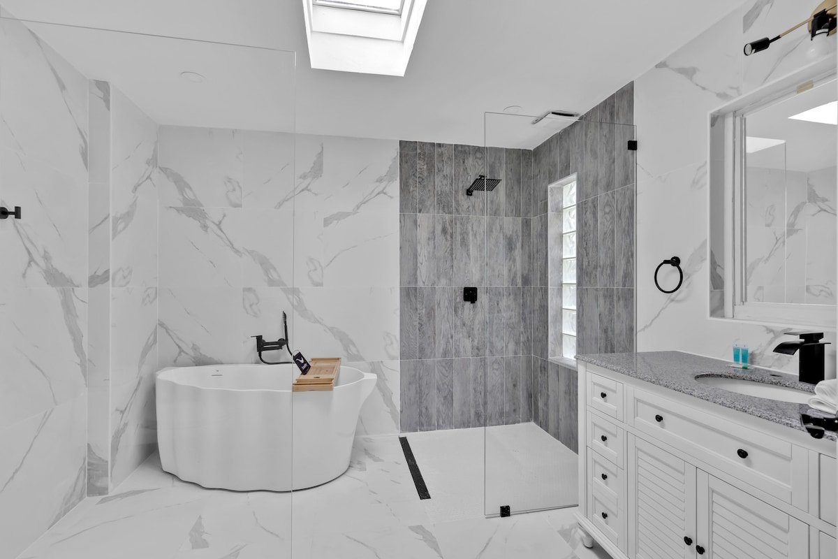 Lakefront Villa Heated Pool | 6-mins to the Beach gallery image 4