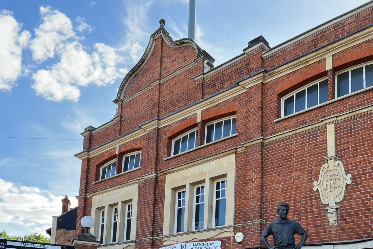Cheerful 6 bedroom home in leafy Fulham. gallery image 4